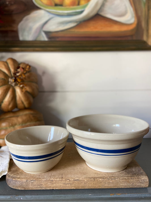 Roseville Ohio Nesting bowls (set of 2)